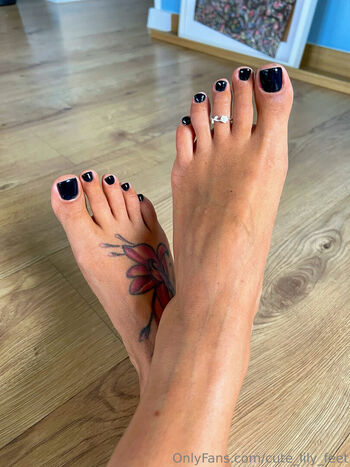 cute_lily_feet