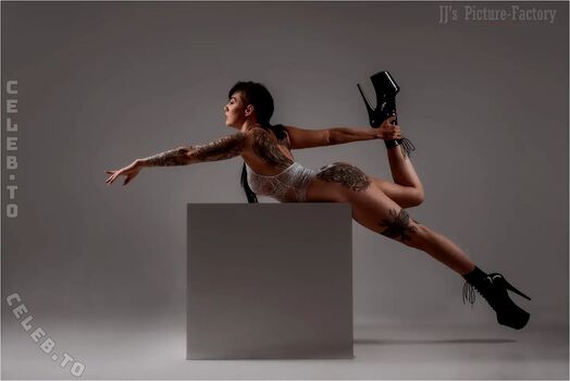 Mrs.Starlett_red_modelpage