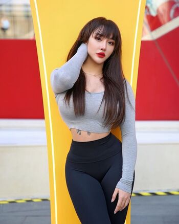 Song Yuxin Hitomi